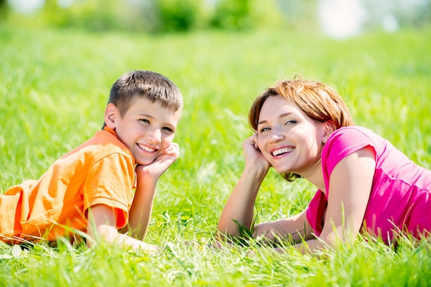 Feliz madre e hijo en el parque