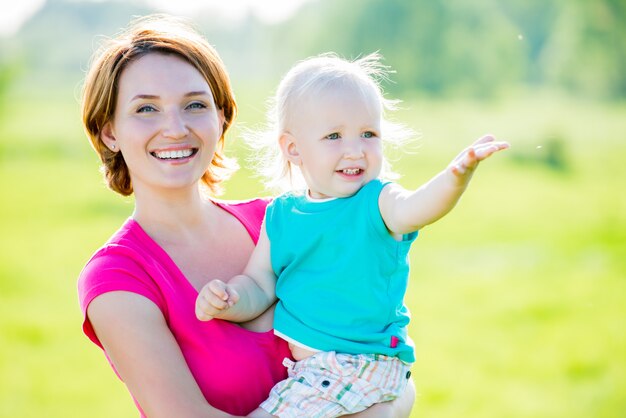 Feliz madre e hijo pequeño en el campo