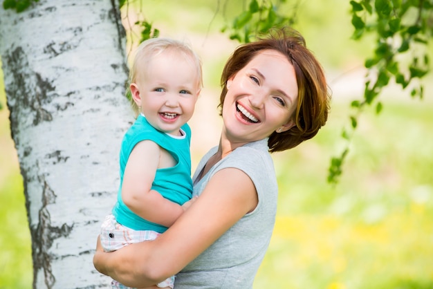 Feliz madre e hijo pequeño en el campo