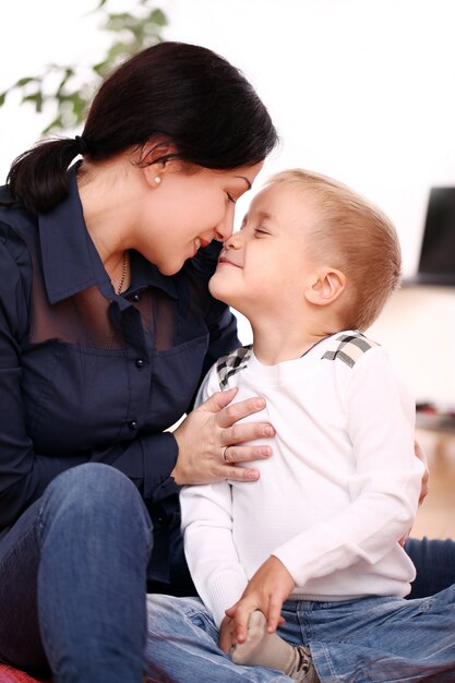 Foto gratuita feliz madre con hijo