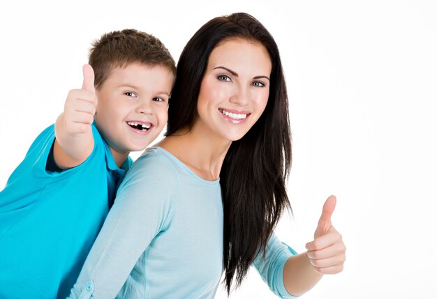 Feliz madre joven sonriente con hijo. Aislado en blanco