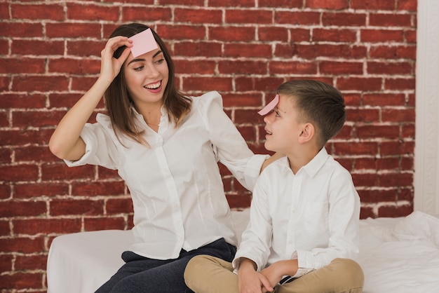 Foto gratuita feliz madre jugando con hijo