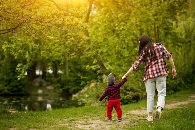 Feliz madre niño pequeño paseo