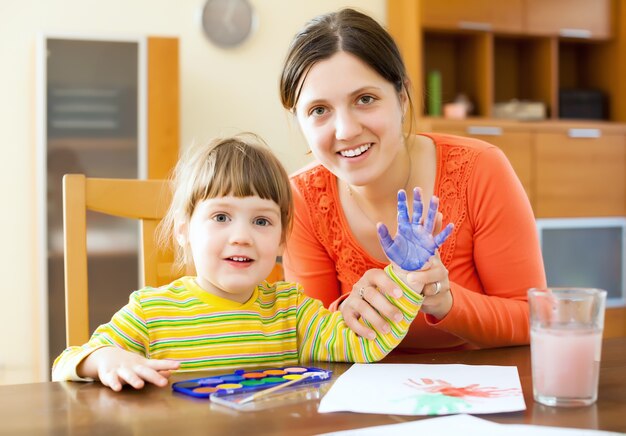 Feliz madre y niño pintura en papel