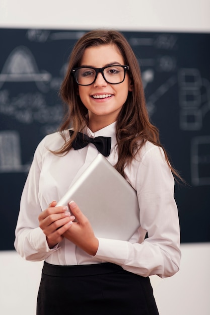 Foto gratuita feliz maestra en el aula