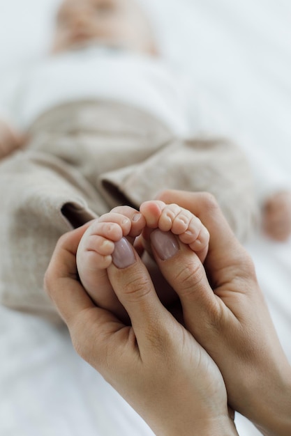 feliz mamá y niño bebé al aire libre