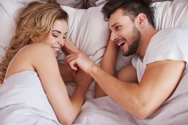 Feliz mañana de pareja joven