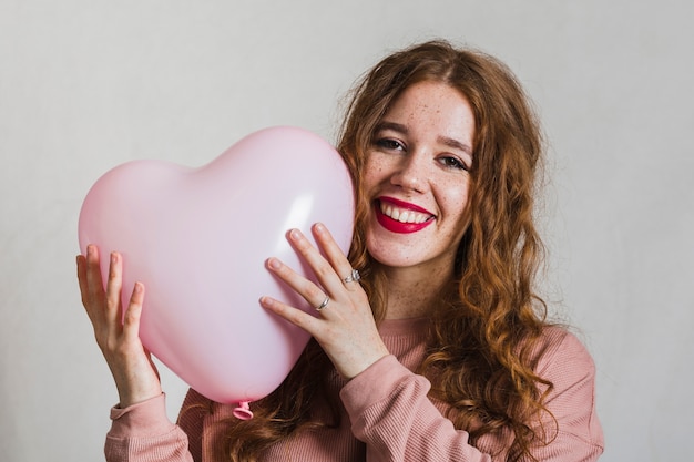 Feliz mujer abrazando un globo