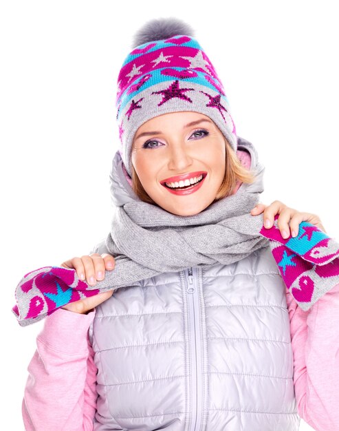 Feliz mujer adulta en ropa de invierno con brillantes emociones positivas aisladas en blanco