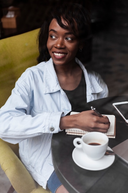 Foto gratuita feliz mujer afroamericana mirando a otro lado