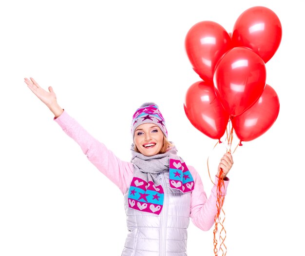 Feliz mujer americana con globos rojos aislados en blanco