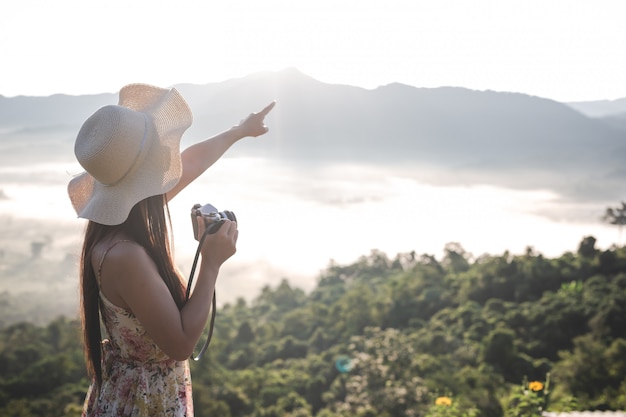 Feliz mujer apuntando en el punto de vista