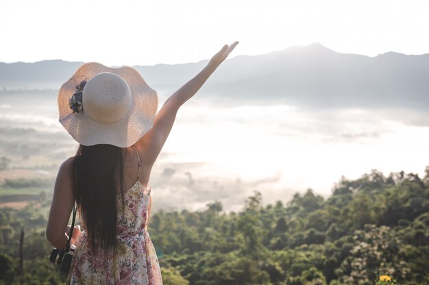 Feliz mujer apuntando en el punto de vista