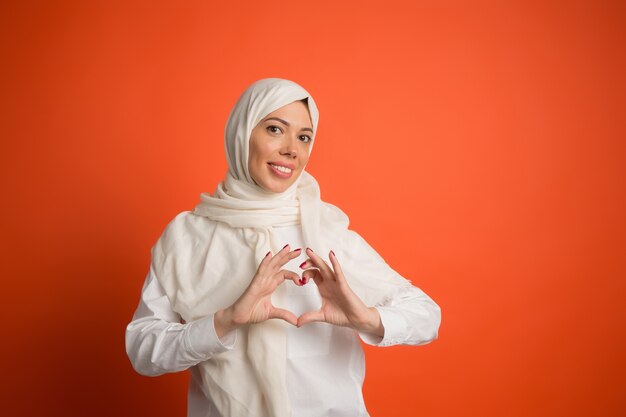 Feliz mujer árabe en hijab. Retrato de niña sonriente, posando en el fondo del estudio