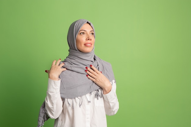 Feliz mujer árabe en hijab. retrato de niña sonriente, posando en el fondo del estudio