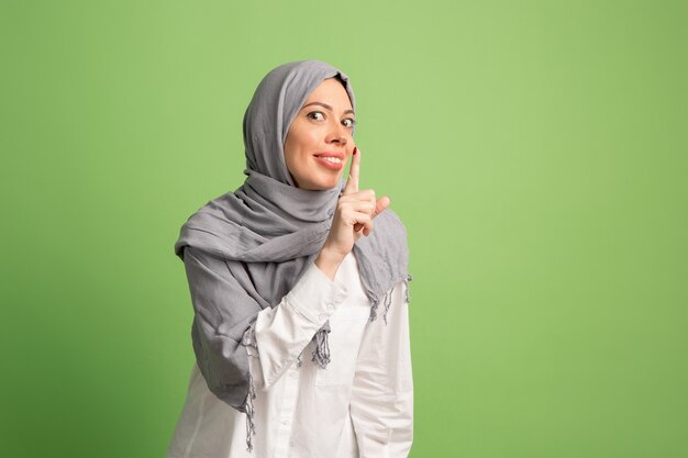 Feliz mujer árabe en hijab. Retrato de niña sonriente, posando en el fondo del estudio