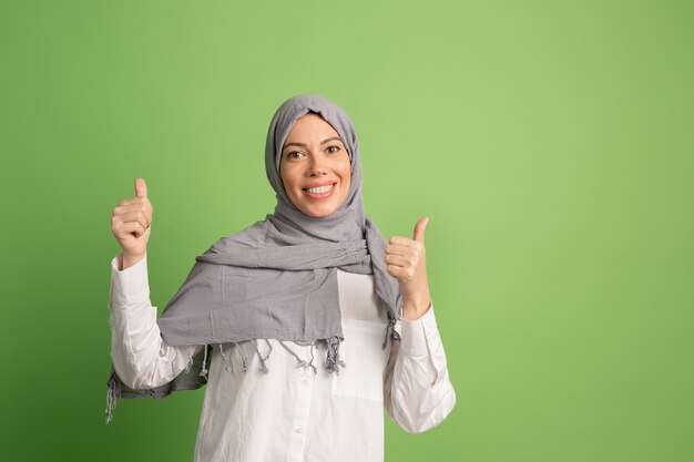 Feliz mujer árabe en hijab