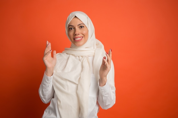 Feliz mujer árabe sorprendida en hijab.