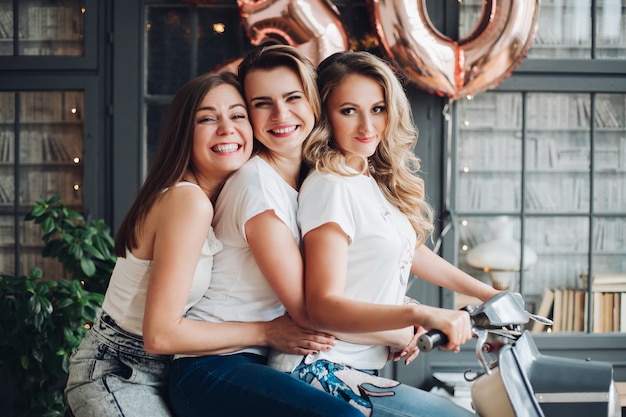 Feliz mujer caucásica se acuesta en la cama, disfruta de su vida y sonríe en el gran dormitorio luminoso