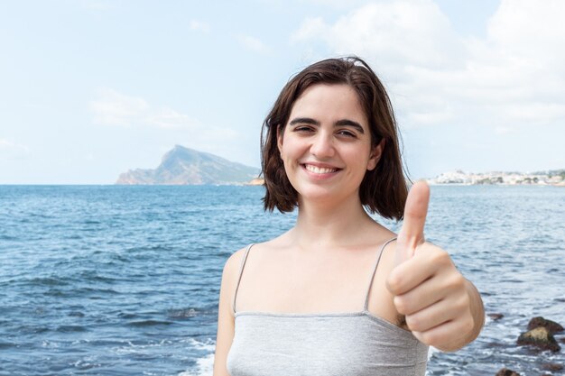 Feliz mujer caucásica en la playa