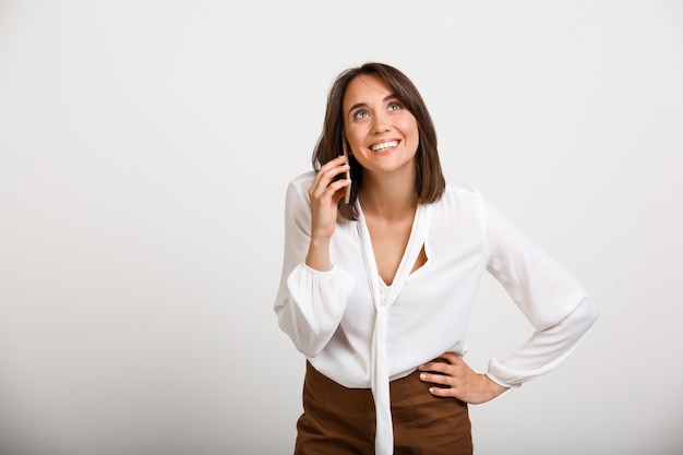 Feliz mujer elegante hablando teléfono