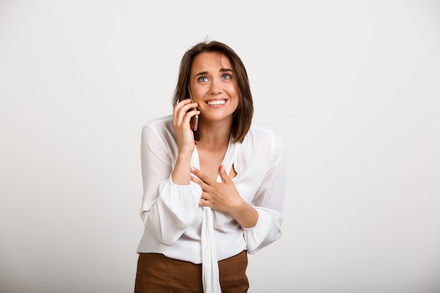 Foto gratuita feliz mujer elegante hablando teléfono