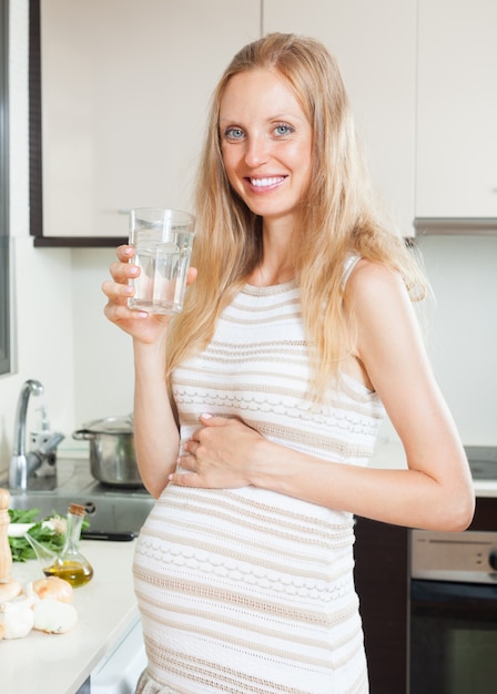 Feliz mujer embarazada con agua