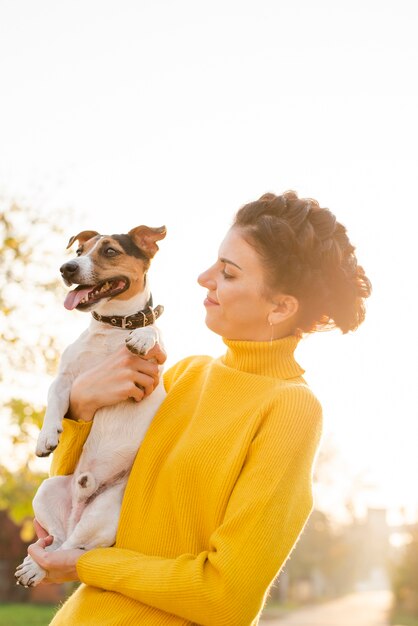 Feliz mujer enamorada de su cachorro