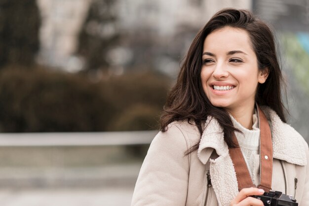 Feliz mujer fotógrafa al aire libre