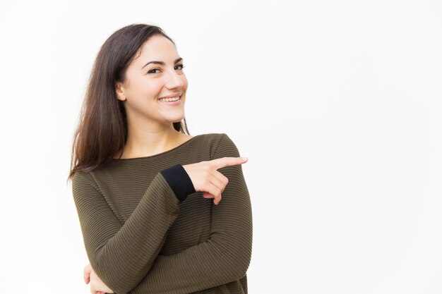 Feliz mujer hermosa confiada que señala el dedo índice