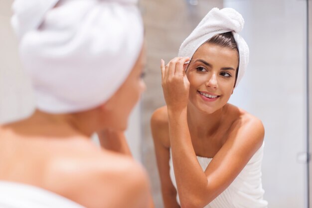 Feliz, mujer joven, depilación, cejas