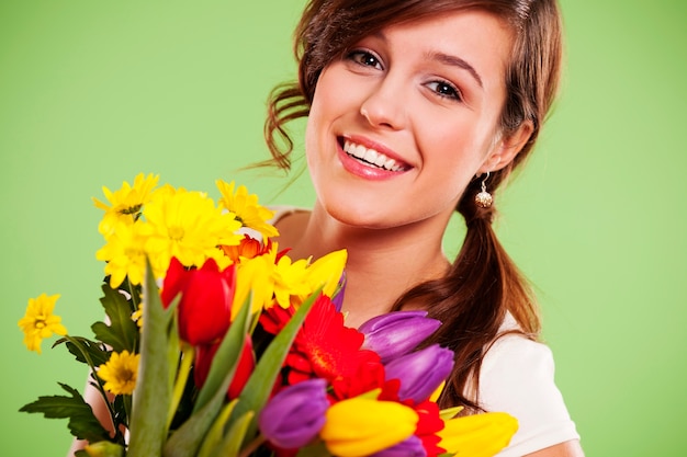 Feliz, mujer joven, con, flores