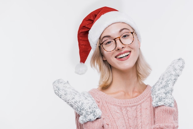 Feliz mujer joven con gafas sonriendo