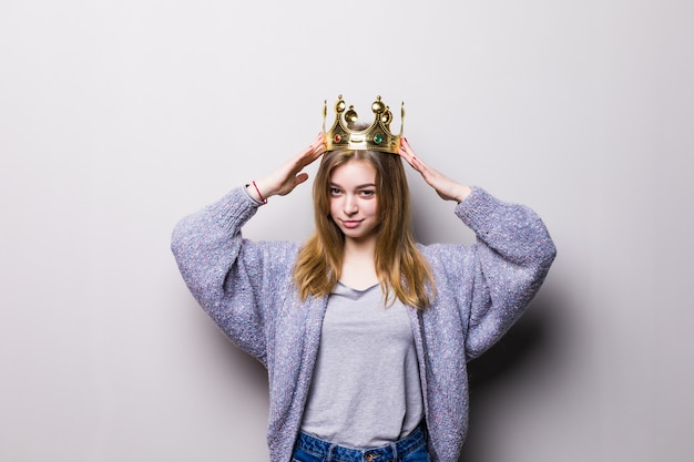 Foto gratuita feliz mujer joven o adolescente en corona de princesa aislada en gris