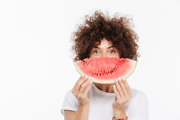 Feliz mujer joven con pelo rizado