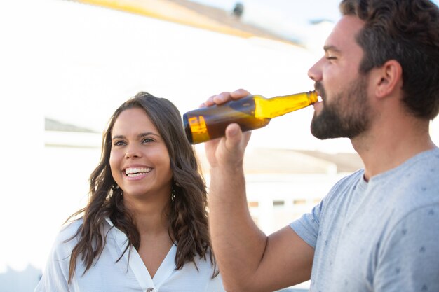 Feliz mujer latina alegre disfrutando de una fiesta de cerveza con amigos