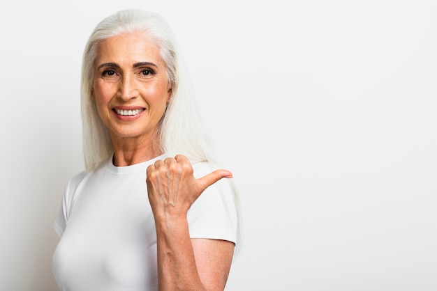 Feliz mujer madura sonriendo a la cámara