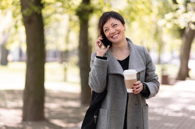 Foto gratuita feliz mujer de mediana edad caminando