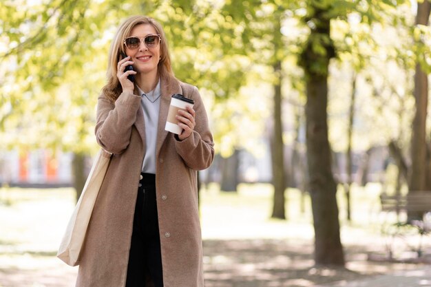 Feliz mujer de mediana edad caminando