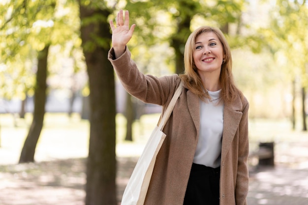 Feliz mujer de mediana edad caminando