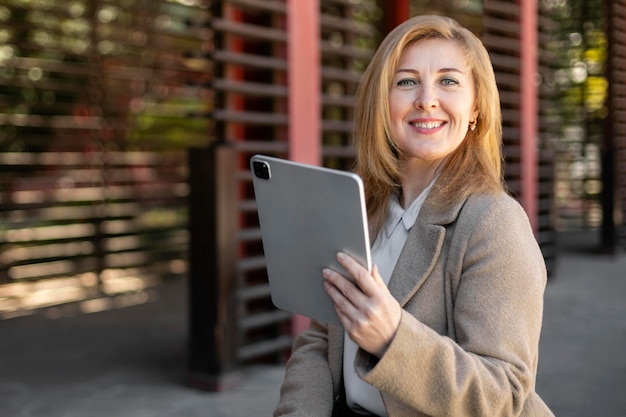 Feliz mujer de mediana edad relajante afuera