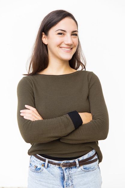 Foto gratuita feliz mujer mujer alegre posando