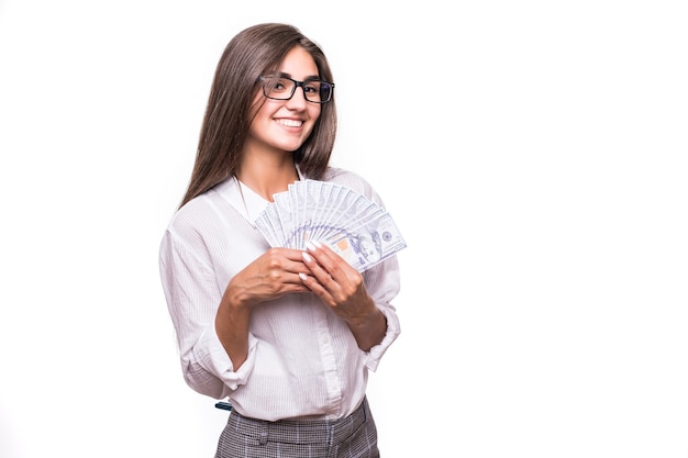 Foto gratuita feliz mujer de negocios con cabello largo castaño en ropa casual sostiene un montón de billetes de dólar sobre blanco
