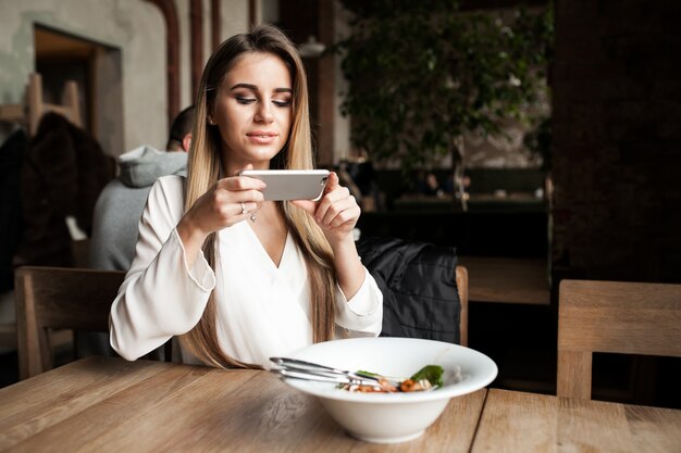 Feliz mujer personas comiendo comida