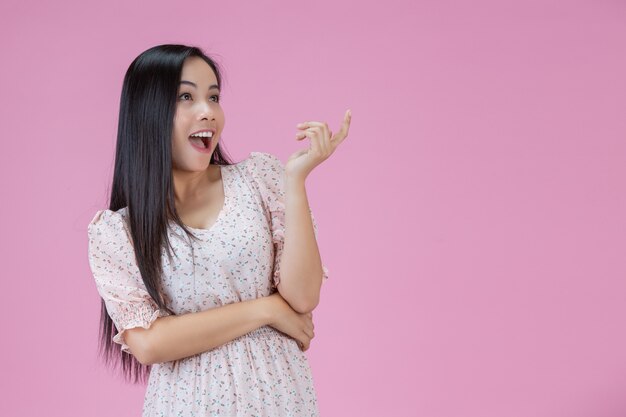 Feliz mujer de pie con su dedo señalando