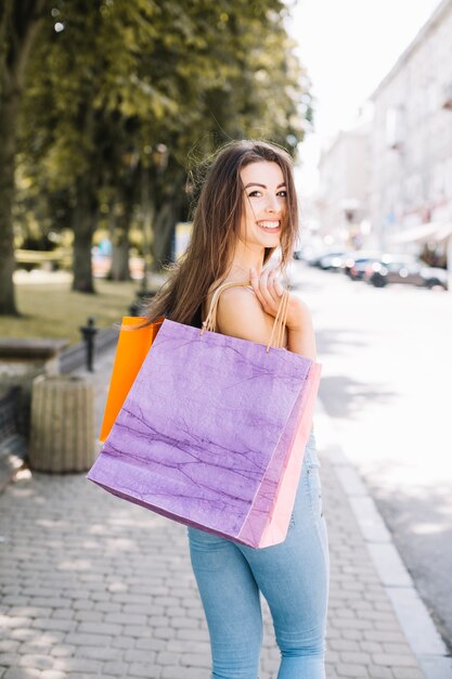 Feliz mujer posando con compras