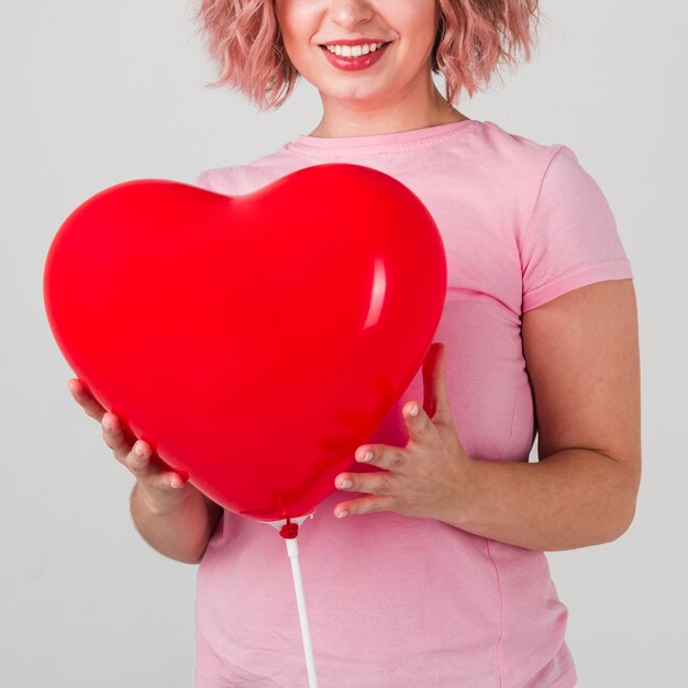 Feliz mujer posando con globo