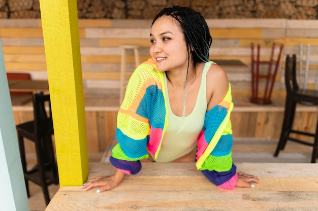 Foto gratuita feliz mujer posando junto a la mesa