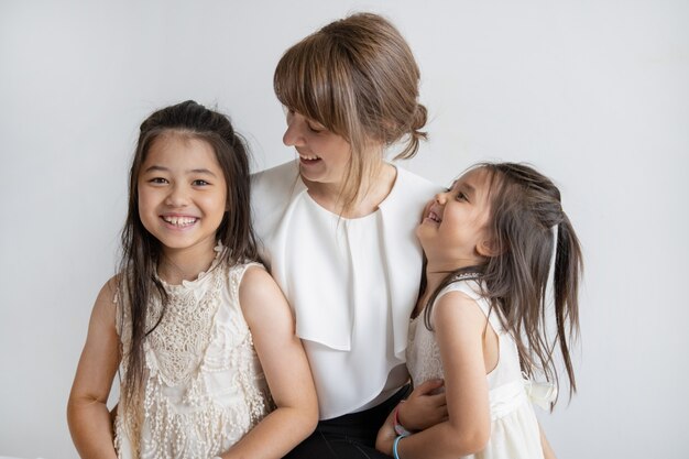 Feliz mujer de raza blanca pasando tiempo con lindas hijas