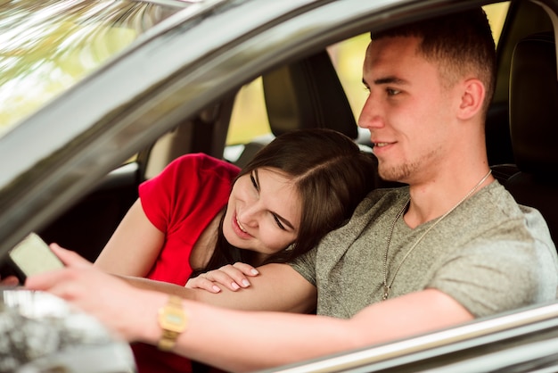 Foto gratuita feliz, mujer, reclinado, hombre